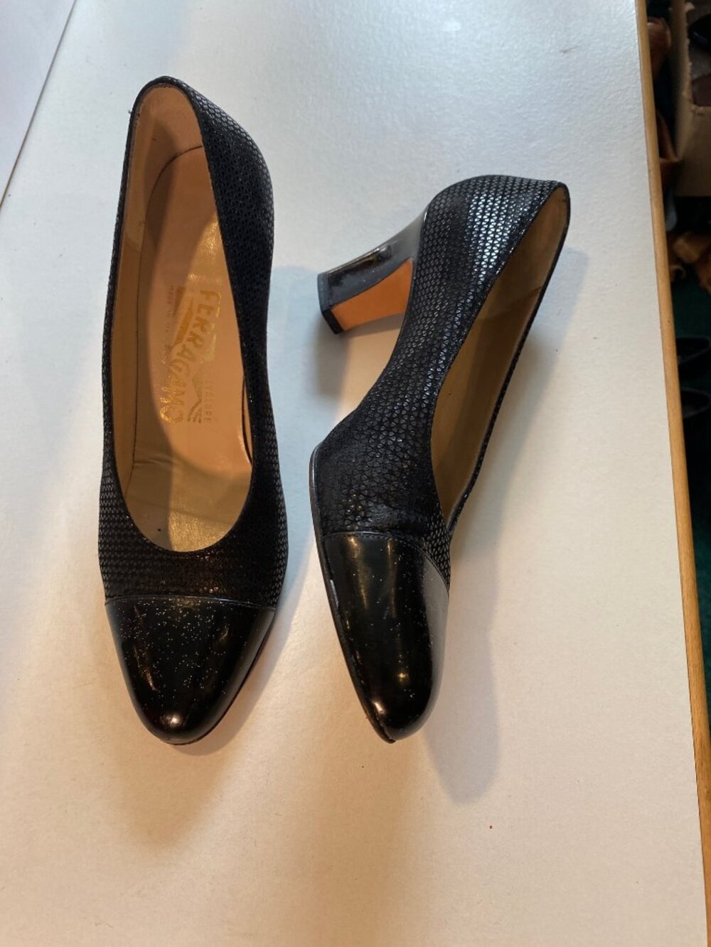 Salvatore Ferragamo - Size 7.5M - Women's black Nilla leather pumps, with box